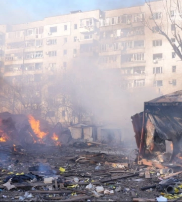 Росіяни вдарили по житловому кварталу Запоріжжя – одна людина загинула, є поранені (Відео)