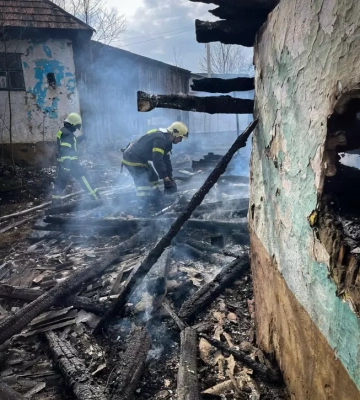 На Ужгородщині вогнеборці загасили пожежу в надвірній споруді