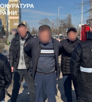 У Києві чоловік за 10 тисяч доларів продавав виїзд за кордон під виглядом священнослужителя