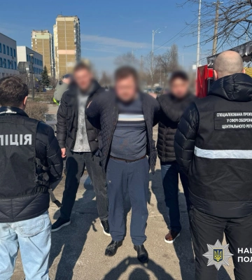 У Києві чоловік за 10 тисяч доларів продавав виїзд за кордон під виглядом священнослужителя