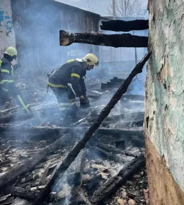 На Ужгородщині вогнеборці загасили пожежу в надвірній споруді