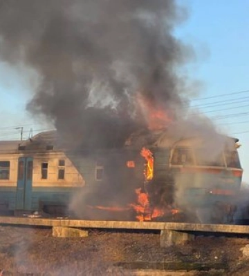 Ворожий дрон влучив у приміський потяг неподалік Сум