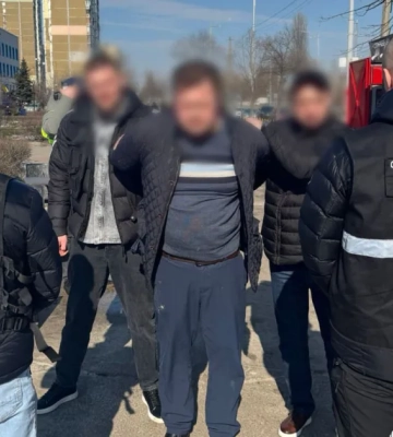 У Києві чоловік за 10 тисяч доларів продавав виїзд за кордон під виглядом священнослужителя