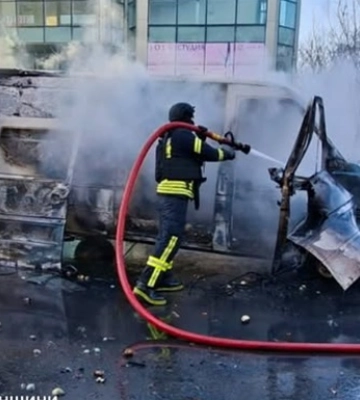 В Херсоне российский дрон попал в микроавтобус, есть пострадавший