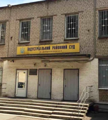 Троє чоловіків напали на суддю у Дніпрі