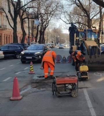 В Одесі комунальники проводять поточні роботи з благоустрою міста