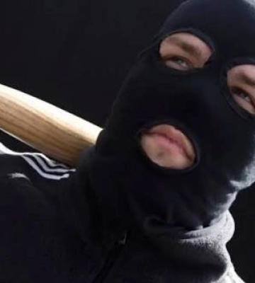 Балаклави, перцевий газ і спроба викрадення: у Дніпрі жорстоко напали на суддю