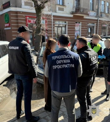 На Тернопільщині викрито юристку, яка за гроші обіцяла ухилянту зняття з розшуку. ФОТО