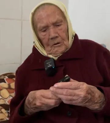 Щоранку п’є каву та не уявляє життя без мобільного. 103-річна жителька Хмельниччини розповіла, про що мріє