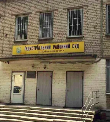 В Днепре напали на судью, она получила тяжелую травму головы, по данным СМИ, ее пытались похитить