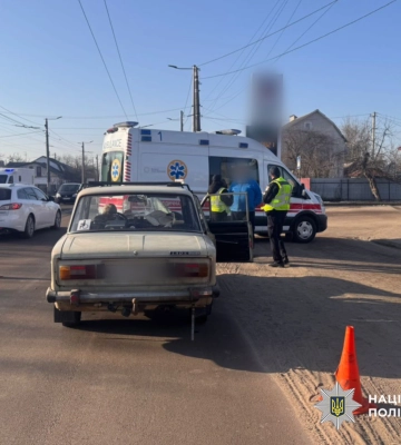 У Житомирі літня жінка потрапила до лікарні внаслідок наїзду легковика