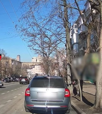 В Киеве наказали водителя Toyota, который пересек двойную сплошную линию дорожной разметки — видео