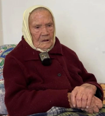 Щоранку п’є каву та не уявляє життя без мобільного. 103-річна жителька Хмельниччини розповіла, про що мріє