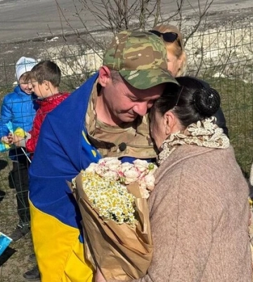 Військовий, котрого рідні вважали загиблим та навіть поховали, після полону повернувся в рідне село