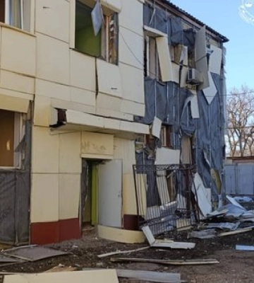 Ворожі обстріли Харківщини: загинула жінка, постраждали поліцейські й охоронець. ФОТО