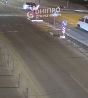 В Днепре по просп. Героев в результате ДТП авто "отлетело" в мотоцикл: видео момента