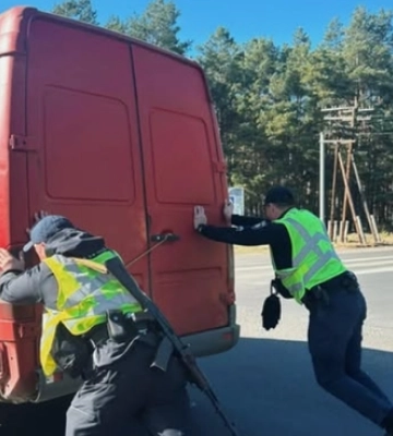 На Волині патрульним довелося штовхати бус: шо сталося