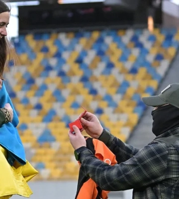 Вместе пережили плен. Защитник Азовстали на Арене Львов сделал предложение любимой перед игрой УПЛ — видео