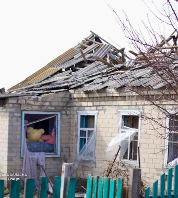 У мережі показали наслідки російського обстрілу села на Дніпропетровщині: загинули 2 людей (Відео)