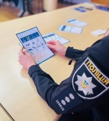 Патрульні Закарпаття провели для студентів урок безпеки: як поводитися з вибухонебезпечними предметами