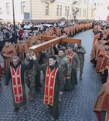 Сотні вірян обʼєдналися у спільній молитві під час Хресної дороги в Коломиї
