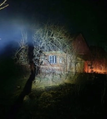 На Хустщині спалахнула пожежа через підпал сухої трави: рятувальники ліквідували загоряння надвірної споруди