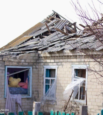 У мережі показали наслідки російського обстрілу села на Дніпропетровщині: загинули 2 людей (Відео)