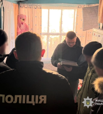 У Чернігові поліцейські викрили злочинну групу, яка дурила людей просто з камер СІЗО. ФОТО