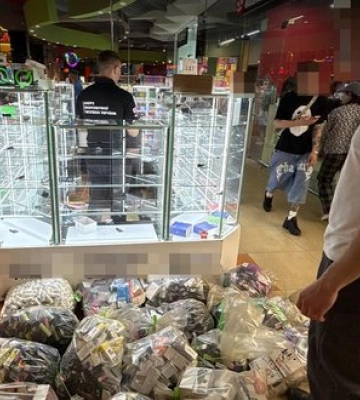 "Тінь іде поруч з корупцією": Нелегальні електронні сигарети продають у 90% столичних ТРЦ, – "Філіп Морріс"