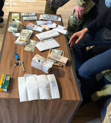 Заступника начальника СБУ на Рівненщині затримали під час отримання $620 тисяч хабаря