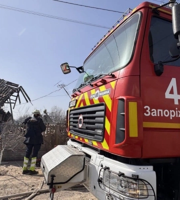 В Запорожье в результате российских обстрелов погибла женщина, есть травмированные (, )