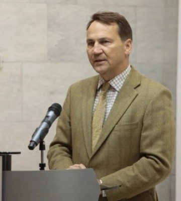 Сікорський запропонував своє посередництво між Україною та Угорщиною