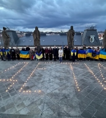 У Празі вшанували памʼять жертв російського удару по драмтеатру в Маріуполі