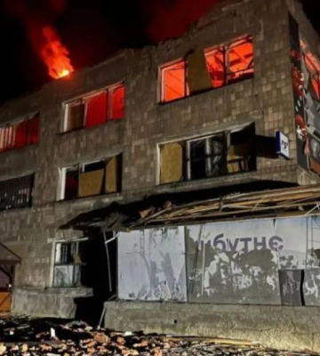 Перебои с газом, попадание в здание универмага: россияне атаковали город в Черниговской области