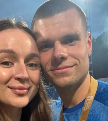 Жена футболиста Динамо показала, где они с сыном следили за игрой папы в Кубке Украины