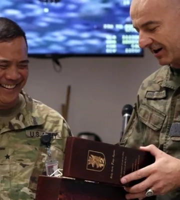 Генерал США получил сотрясение мозга после литра чачи в Киеве, а затем потерял секретные документы — отчет