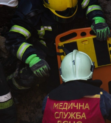 На Тернопольщине во время обвала грунта погиб мужчина, засыпало и спасателей