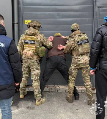 20 тысяч евро за выезд за границу: харьковчанам за эту сумму предлагали перелезть через колючую проволоку и плыть в гидрокостюме