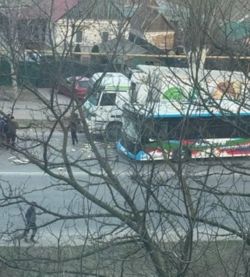 В оккупированном Мелитополе на улице Ломоносова автобус протаранил фуру