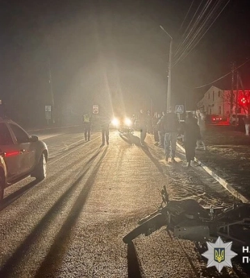 У Макарові 18-річний мотоцикліст збив пішохода та влетів у інший мотоцикл