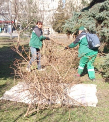 В Одесі комунальники упорядковують зелені зони і наводять лад в парках