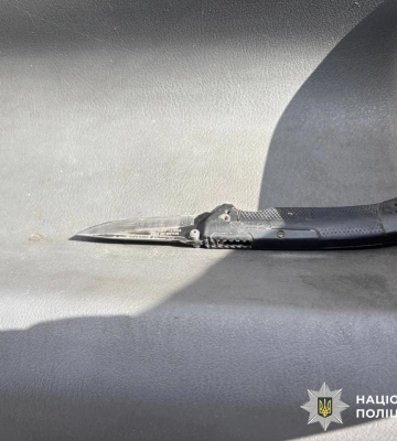 У Миколаєві поліцейські затримали чоловіка за напад на правоохоронця та військовослужбовця