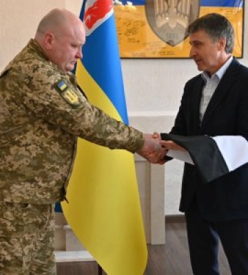 Герої Закарпаття: область профінансує книгу про захисників та підняла «Прапор Надії»