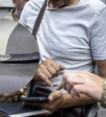 В Николаеве мужчина напал с ножом на полицейского и военного ТЦК: ему грозит пожизненное