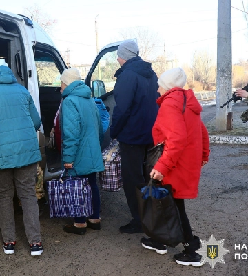 З Миколаївки на Донеччині поліцейські евакуювали понад 20 людей і 10 котів