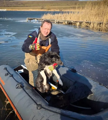 На Одещині бійці ДСНС врятували хвостатого невдаху, який на водоймі провалився під кригу. ФОТО