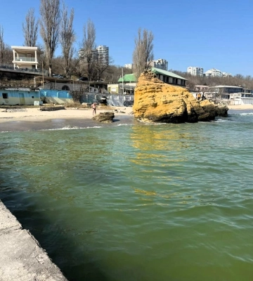 Экологи объяснили, почему Черное море в Одессе стало желтым (фото, видео)