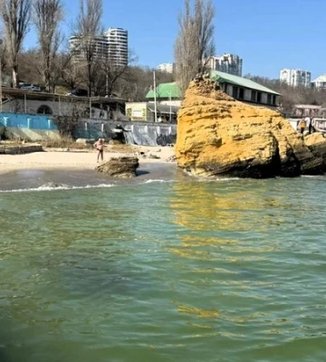 Вероятная причина — атака РФ. В Одессе море покрылось желтыми пятнами и пахнет подсолнечным маслом — фото
