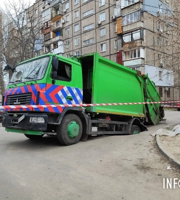 Асфальт не витримав: у Дніпрі провалився сміттєвоз