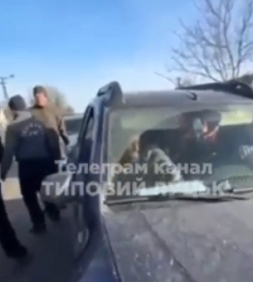 Поводились агресивно та пошкодили авто: у Луцькому районі натовп місцевих не впустив ТЦК у село
